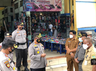 Kapolres Siak Tinjau Pasar Belantik Raya Sembari Membagi bagikan Masker